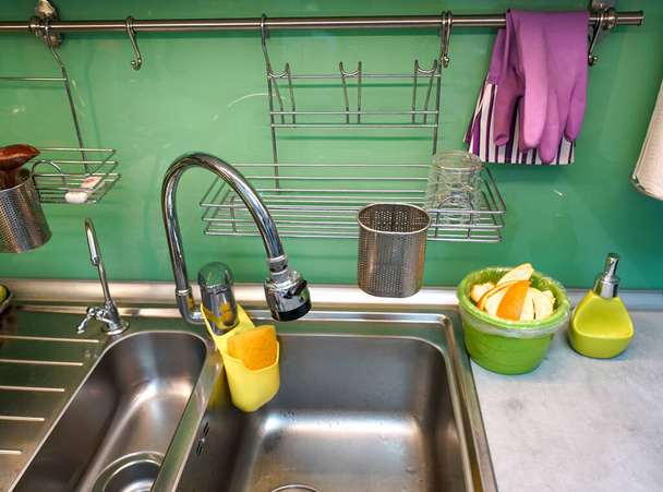 Kuchyňský dřez s kohoutkem. Pracovní prostor pro mytí nádobí. - Fotografie, Obrázek