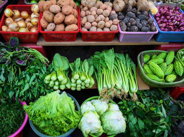 Świeże warzywa i zioła w jednym z wielu straganów w Ho Chi Minh - Zdjęcie, obraz