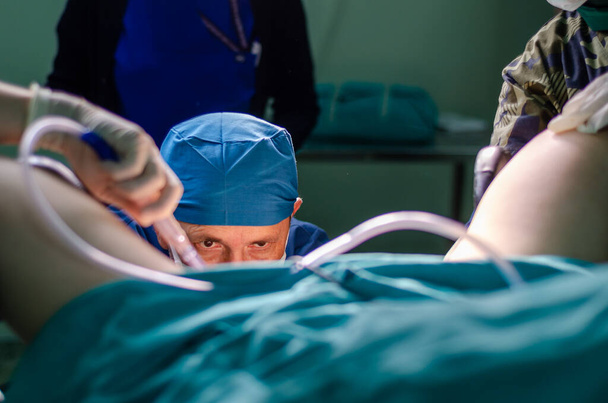 Médecin chirurgien en salle d'opération pendant la biopsie gynécologique
 - Photo, image