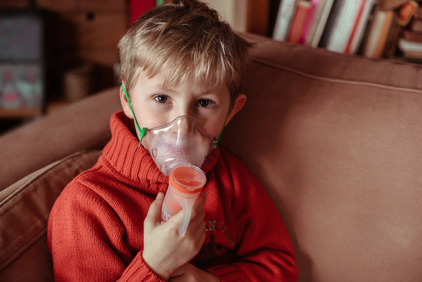 Junge mit Inhalationsmaske im Gesicht, Behandlung der Bronchitis, Inhalationsbehandlung - Foto, Bild