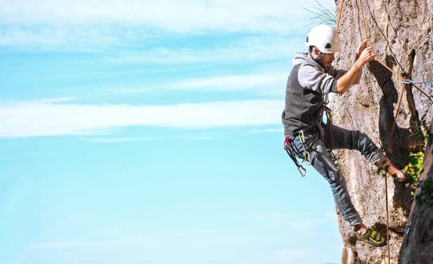 Ένας αθλητής ορειβάτης. Σωματική δραστηριότητα στην ύπαιθρο. Επικίνδυνα αθλήματα. Ορειβασία ή αναρρίχηση με εξοπλισμό ασφαλείας στη Μούρθια της Ισπανίας - Φωτογραφία, εικόνα