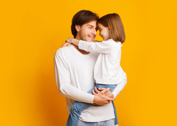 Père et fille collant sur fond jaune
 - Photo, image