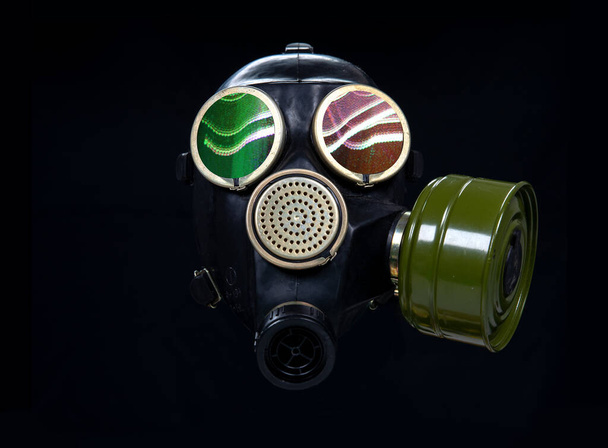 gaz maskesi, göz parçalarında statik olan siyah arkaplanlara karşı virüslerden korunmak için. - Fotoğraf, Görsel