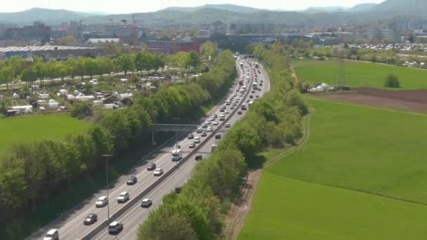 AERIAL: Innumerables coches y camiones conducen por la carretera durante la hora punta - Metraje, vídeo