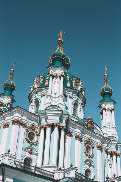 Андреевский храм на Андреевском спуске на край в историческом центре Киева
 - Фото, изображение