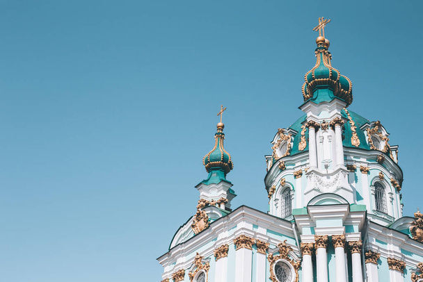 聖アンドリュー教会はキエフの歴史的中心部の裾に降下します - 写真・画像