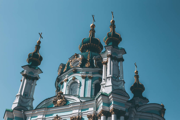 St. Andrews kerk op Andreevsky afdaling aan de zoom in het historische centrum van Kiev - Foto, afbeelding