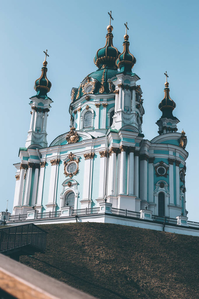 Церква святого Андрія на Андріївському спуску на край в історичному центрі Києва. - Фото, зображення