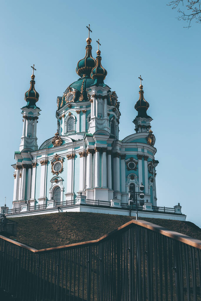 Церква святого Андрія на Андріївському спуску на край в історичному центрі Києва. - Фото, зображення