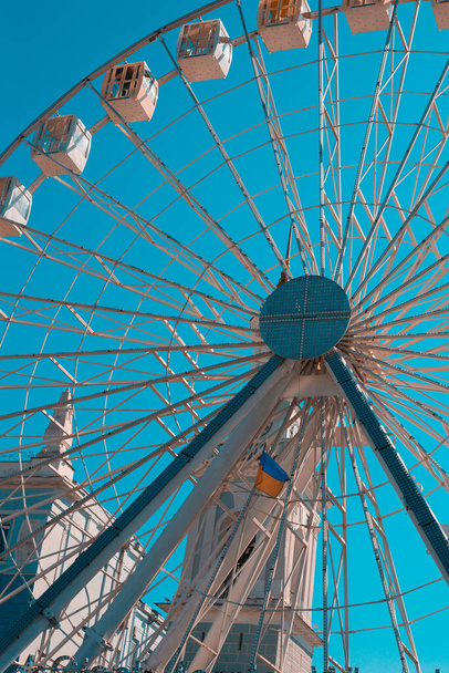 Колесо Ферріса в центрі Києва для панорамного огляду. - Фото, зображення