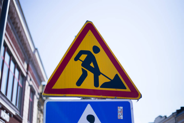 Sinal de aviso de trânsito feito de metal
 - Foto, Imagem