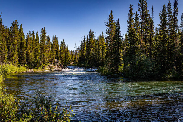 The Broadwater River flows near Cooke City Montana near the Beartoot Highway. - Фото, изображение