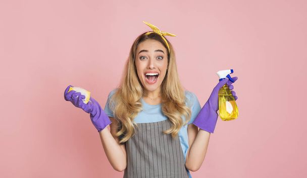Hausarbeit mit Freude. Hausfrau in Schürze mit Gummihandschuhen - Foto, Bild