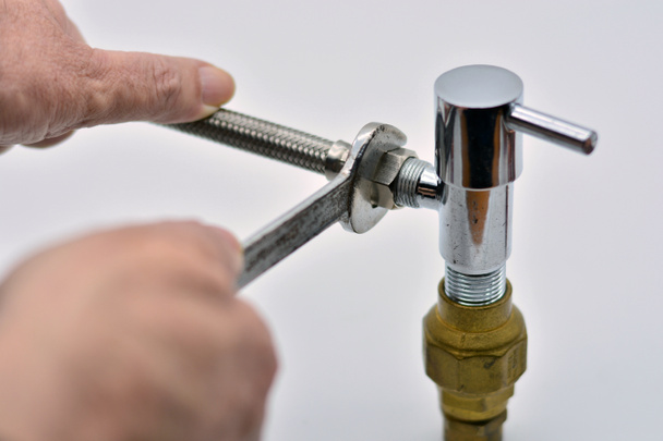 Υδραυλική επισκευή ελαττωματικής βρύσης με κλειδί - Φωτογραφία, εικόνα