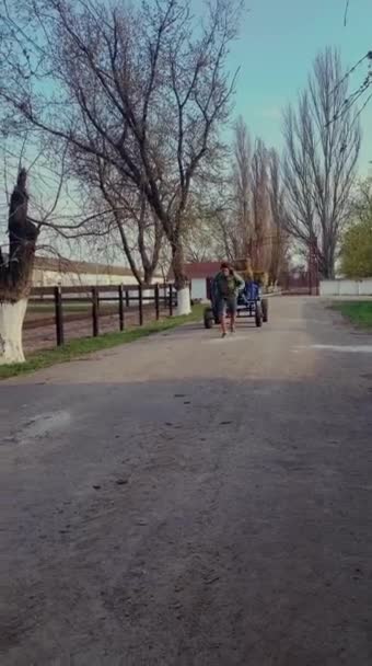 Der Kerl zieht einen Karren mit Heu im Dorf, in Quarantäne, statt zu kreuzen - Filmmaterial, Video