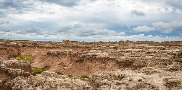 Der Badlands National Park liegt im Südwesten von South Dakota, mit fast 400 Quadratkilometern stark erodierter Landzungen und Zinnen und der größten ungestörten Mischwasserprärie der Vereinigten Staaten.. - Foto, Bild