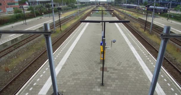 Amsterdamin rautatieaseman kellonajat näkymä metroasemille ja junille liikkuvat päivällä ja tyhjä asema Sloterdijk Alankomaat
 - Materiaali, video