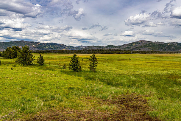 A Floresta Nacional Sawtooth cobre dois milhões de acres no sul do Idaho e no norte do Utah e inclui as Montanhas Sawtooth e a Área de Recreação Nacional Sawtooth
. - Foto, Imagem