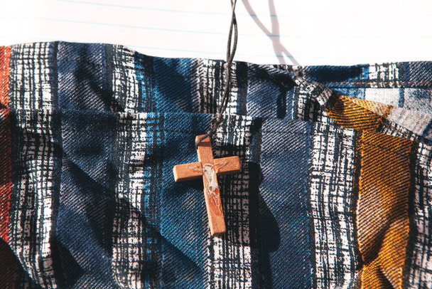 dřevěný křesťanský kříž na tkanině - Fotografie, Obrázek