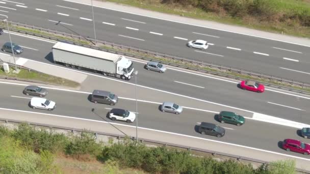 DRONE: Latanie nad ciężarówką przewożącą ciężki ładunek przez korek. - Materiał filmowy, wideo
