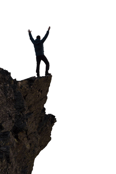 Dobrodružný muž Turista s rukama na vrcholu strmého skalnatého útesu - Fotografie, Obrázek