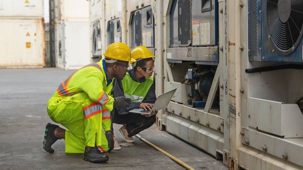 індустріальний фон контейнерного двору та команди обслуговування вантажів афроамериканського технічного працівника та інспектора, що робить обслуговування холодильного агрегату контейнерів
 - Фото, зображення