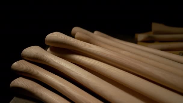 UKONČENÍ: Hladké dlouhé dřevěné držadla nářadí spočívají na řemeslníkových pracovních dnech. - Záběry, video