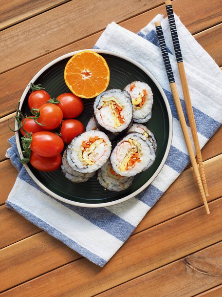 Корейская еда овощной кимбап и вишневый помидор, мандарин
 - Фото, изображение