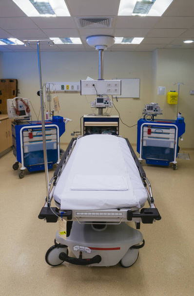 Equipos y dispositivos médicos en quirófano moderno
 - Foto, Imagen