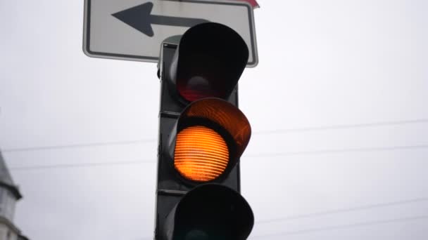 SLOW MOTION: Światło drogowe migające, Sygnał pomarańczowe światło zbliżenie w Niemczech Światło dzienne  - Materiał filmowy, wideo