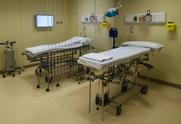 Modern ameliyathanede ekipman ve tıbbi cihazlar - Fotoğraf, Görsel
