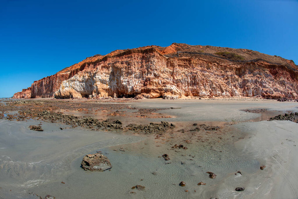Bunte Sandklippen am paradiesischen Praia de Vila Nova, Icapui, Ceara, Brasilien am 6. September 2016 - Foto, Bild