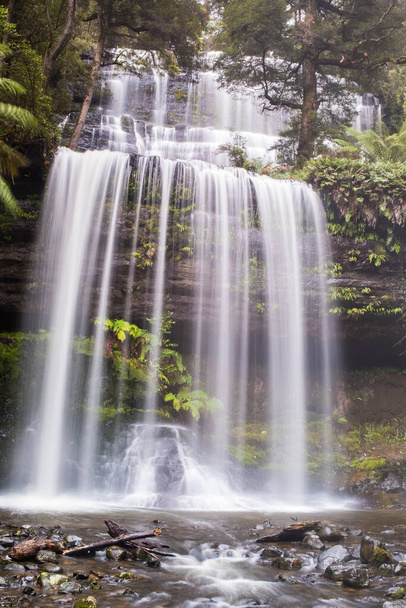 Lange blootstelling aan een enorme waterval. Dit is Russell Falls van Mount Field National Park in Tasmanië, Australië. - Foto, afbeelding