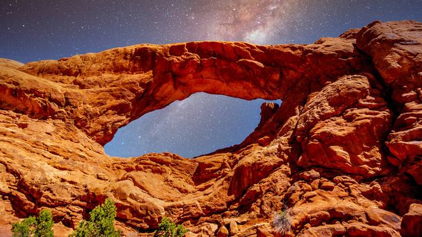 The South Window Arch under a Starry Night in the Windows Section in Arches National Park, Γιούτα, Ηνωμένες Πολιτείες - Φωτογραφία, εικόνα