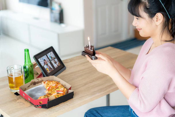 Ázsiai nő virtuális boldog óra találkozó születésnapi party torta online együtt barátjával videokonferencia digitális tabletta egy online találkozó videohívás társadalmi távolság fertőzés kockázata. - Fotó, kép