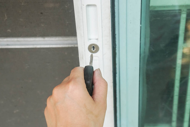 chiudi casa con serratura a mano donna con buco della serratura per la sicurezza
 - Foto, immagini