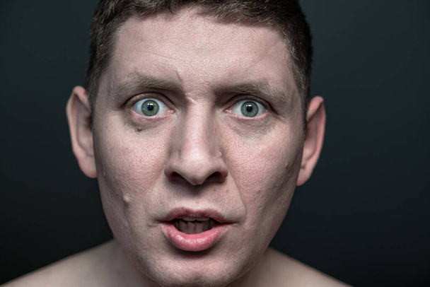 close-up portret van een man schreeuwen, mond wijd open - Foto, afbeelding