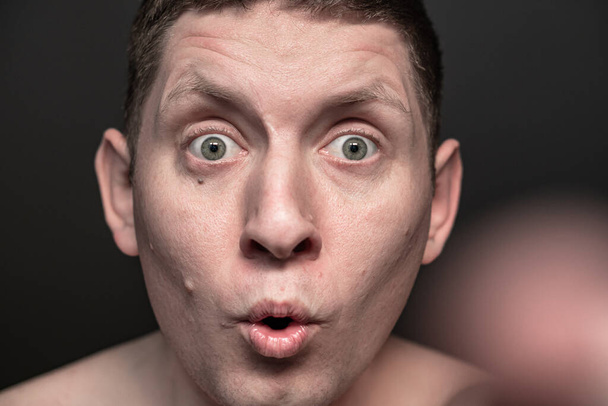 close-up retrato de um cara, emoções de alegria e surpresa
 - Foto, Imagem