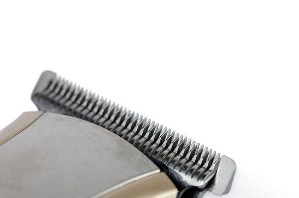 Beyaz arka planda izole edilmiş bir saç kesme makinesinin makro görüntüsü - Fotoğraf, Görsel