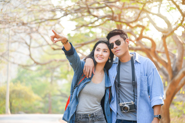 Jeune couple asiatique voyageant ensemble dans le parc, randonnée à l'extérieur en forêt. Actif jeune asiatique homme et femme randonneur . - Photo, image