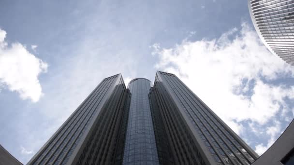 TIME LAPSE: Tower 185 Skyscraper in Frankfurt am Main, Duitsland met prachtige zon en wolken  - Video