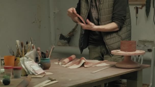 Keramiker arbeiten in der Werkstatt. - Filmmaterial, Video