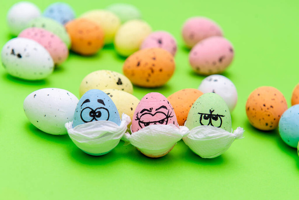 Divertenti tre uova in una maschera per Pasqua su uno sfondo verde - Foto, immagini
