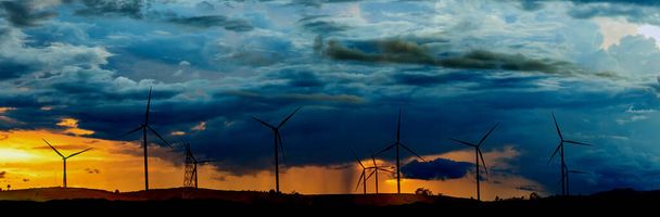 Ветряные турбины в солнечное утро
 - Фото, изображение