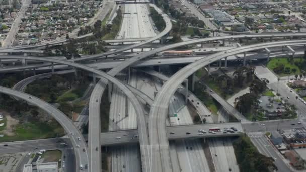 AERIAL: látványos bíró Pregerson Highway bemutató több utak, hidak, Viaduktok kis autó forgalom Los Angeles, Kalifornia gyönyörű napsütéses napon  - Felvétel, videó