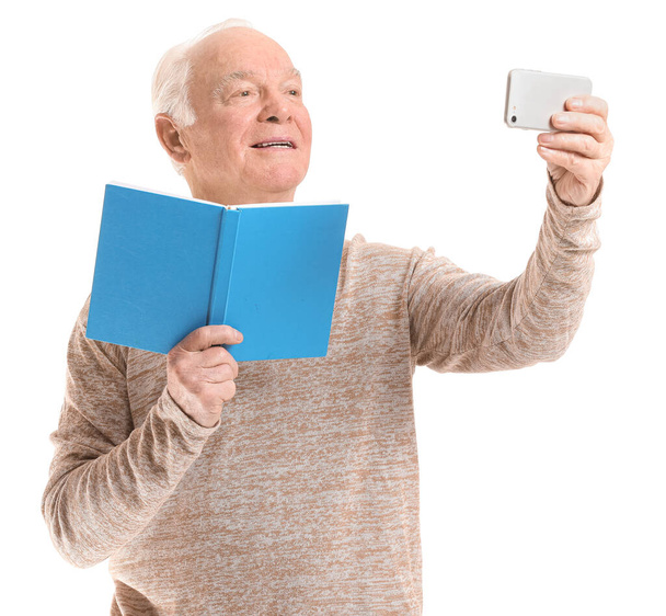 Retrato de anciano con libro y teléfono móvil sobre fondo blanco
 - Foto, imagen