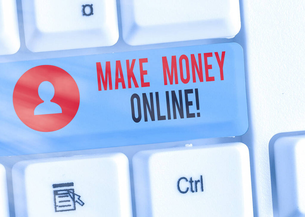 Word het schrijven van tekst Make Money Online. Business concept voor het maken van winst met behulp van internet, zoals freelancen of marketing. - Foto, afbeelding