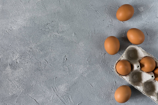 Altın doğal organik yumurta, tavuk yumurtası. Seri üretim için doğal ürünler. Taze ev yapımı yumurtalar çevre dostu ürün - Fotoğraf, Görsel