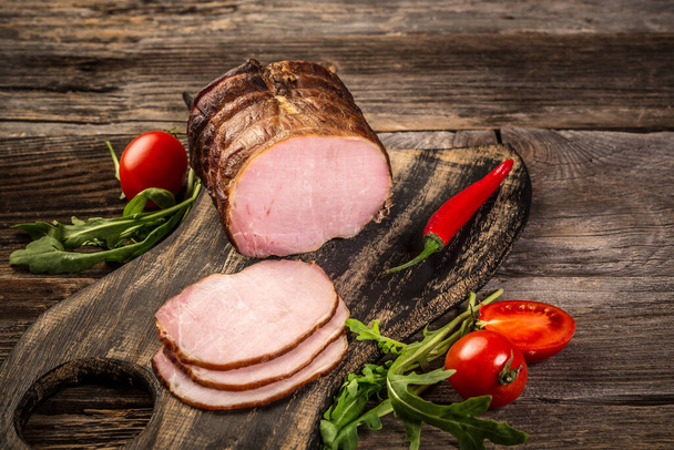 Cutted Ham Worst op houten ondergrond. koud vlees. - Foto, afbeelding