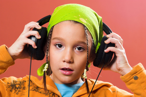 Child listening music in headphones - Φωτογραφία, εικόνα